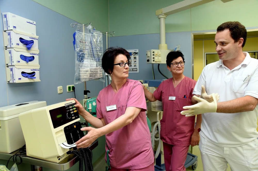 In der Notaufnahme, hier Bettina Gerhardt, Grit Bachmann und Oberarzt Markus Preußler (v. l.), warten oft Patienten, die keinen Hausarzt haben.