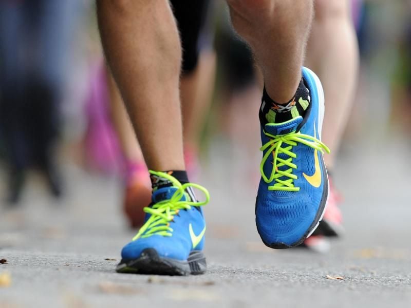Wer krankgeschrieben ist und Sport treibt, riskiert seinen Arbeitsplatz. Foto: Tobias Hase/dpa