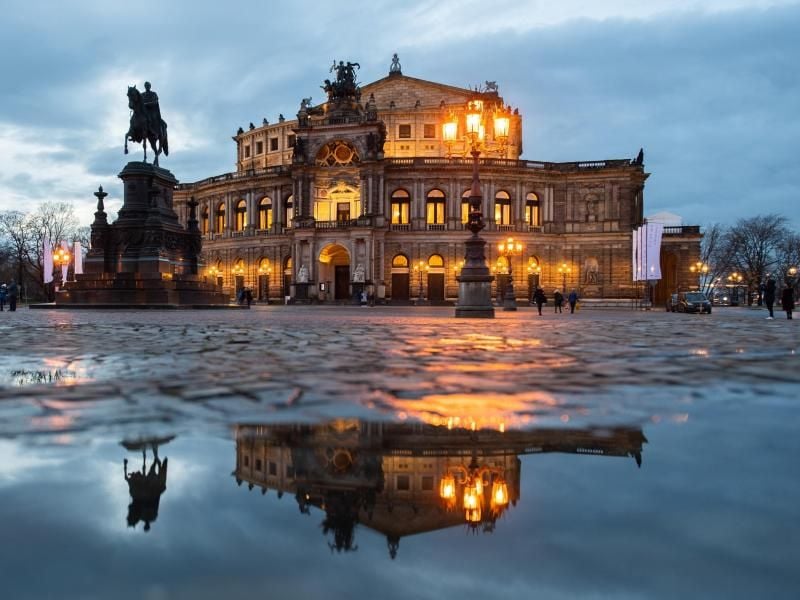 Der Dresdner Semperopernball 2020 ist in aller Munde, aber ganz anders als gedacht. Foto: Robert Michael/dpa-Zentralbild/dpa