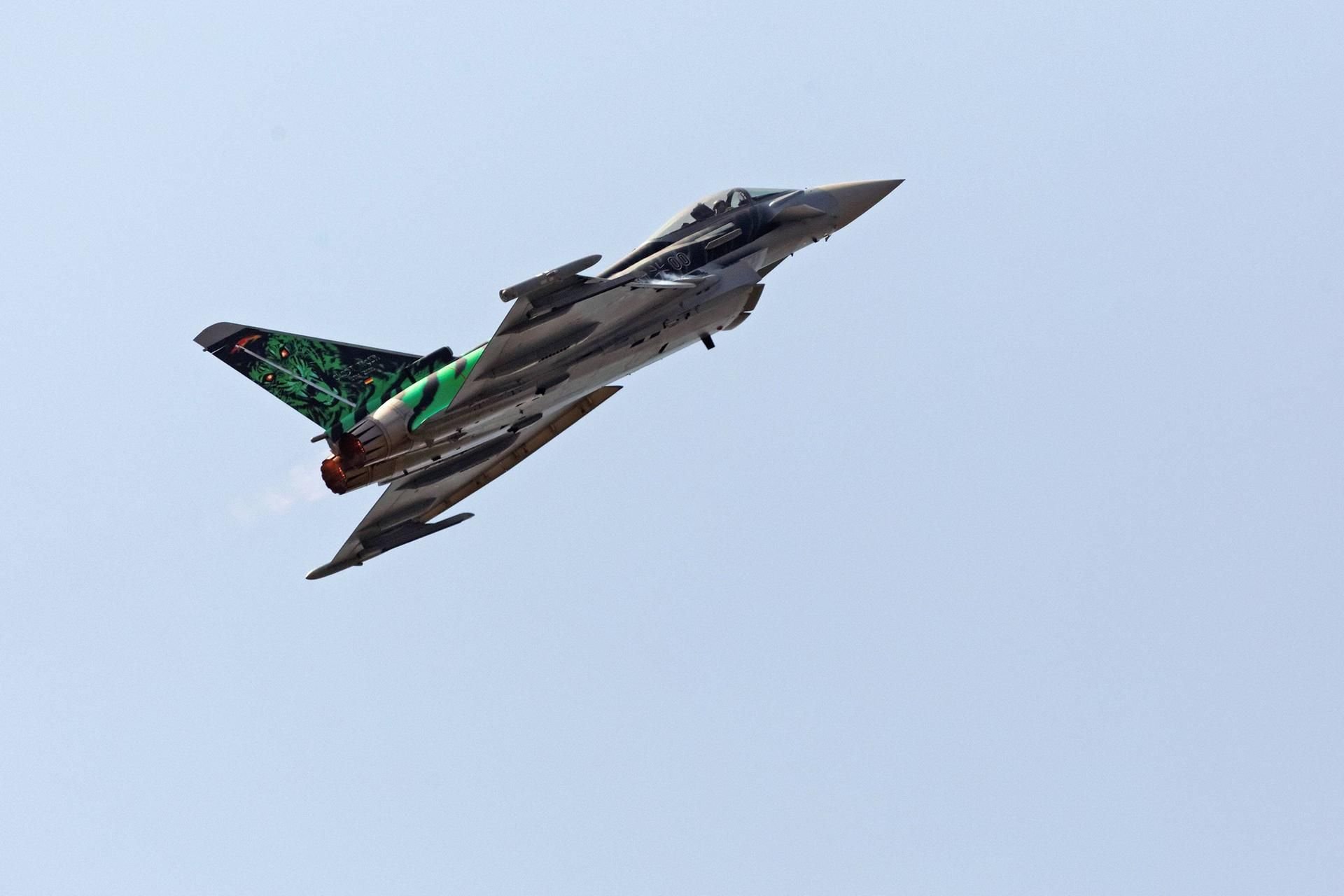 Ein Kampfflugzeug vom Typ Eurofighter der Deutschen Luftwaffe