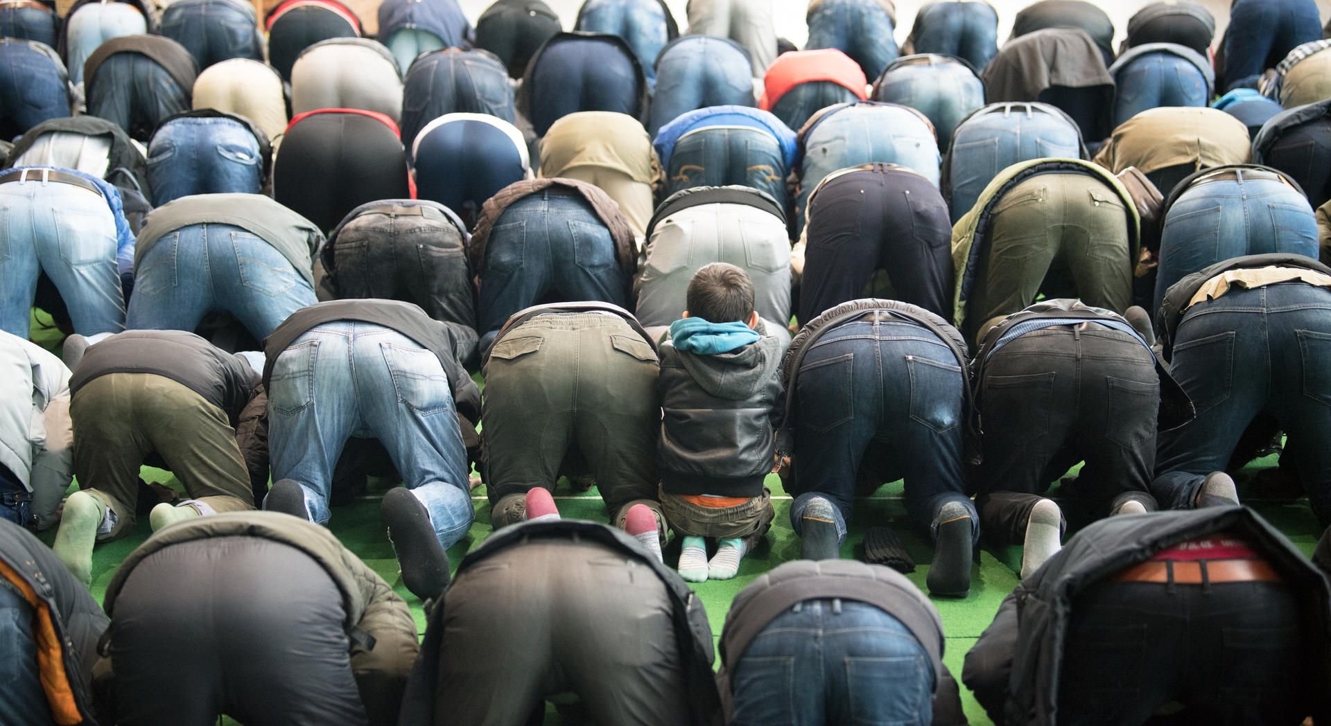 Betende Muslime während des Freitagsgebets.
