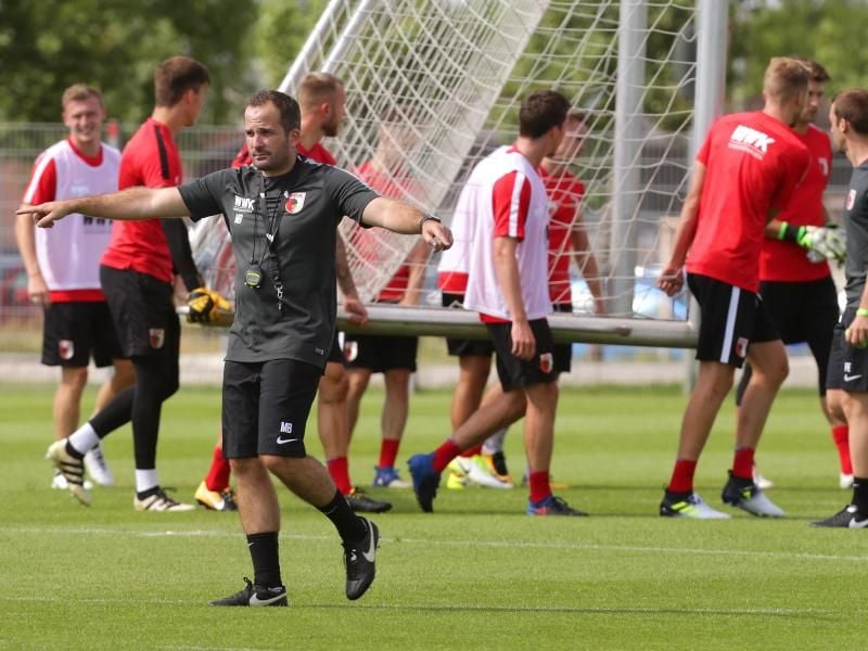 Coach Manuel Baum (vorn) leitet das Training beim FC Augsburg. Foto: Karl-Josef Hildenbrand