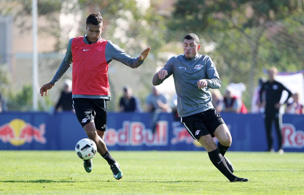 Die Spieler Davie Selke und Kyriakos Papadopoulos in Aktion.