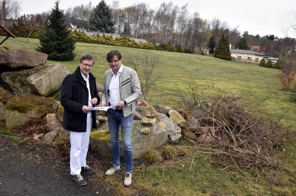 Volker Schlegel und Daniel Frommann (von links) stehen vor dem Areal, auf dem das betreute Wohnen entstehen soll.