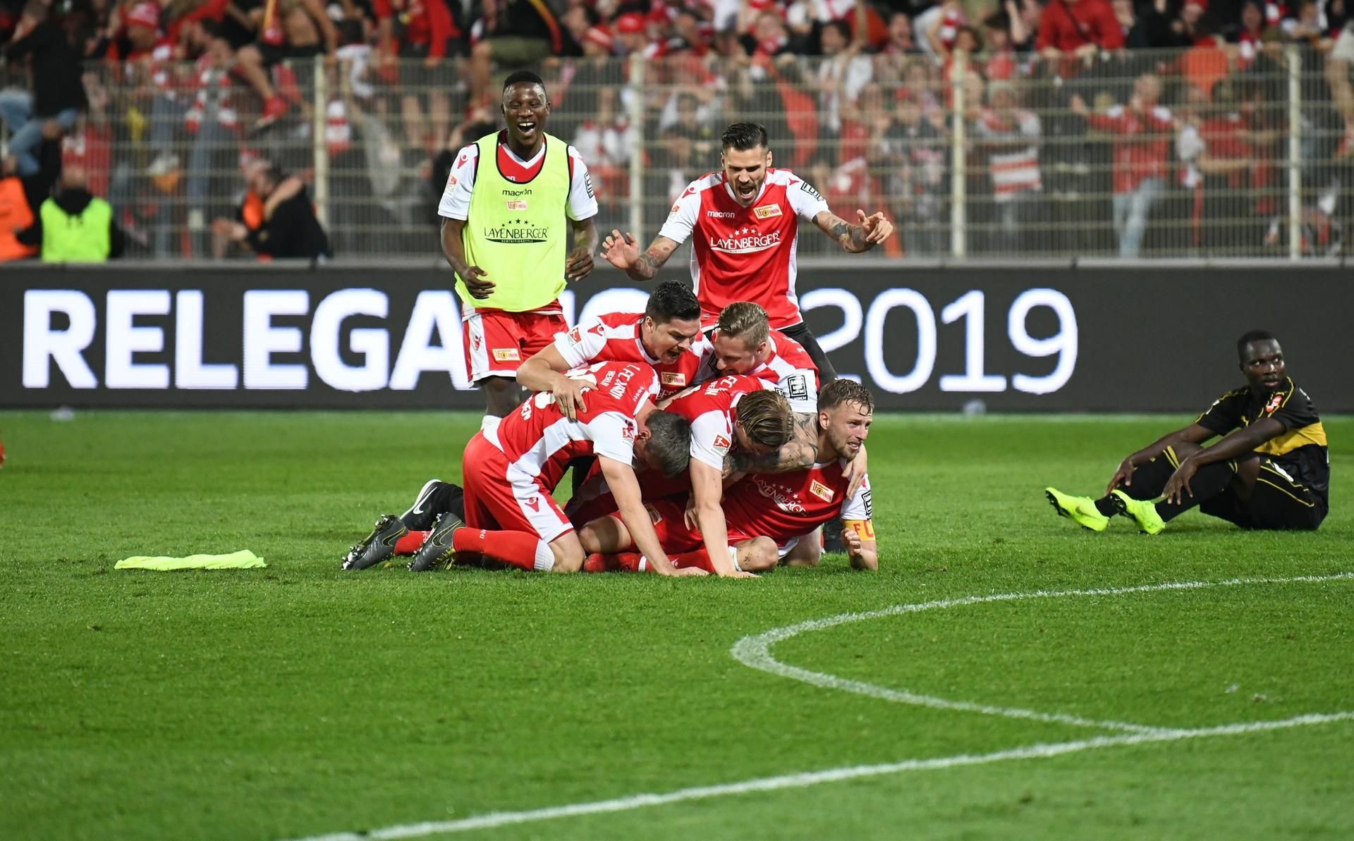 Die Spieler von Union Berlin bejubeln den Bundesliga-Aufstieg.