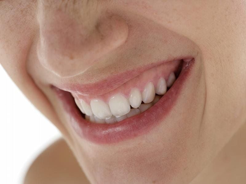 Wer wünscht sich das nicht - ein strahlendes Lächeln wie in der Zahnpasta-Werbung. Weiße Zähne stehen für Jugend und Gesundheit und sollen zu mehr Erfolg im Leben verhelfen.