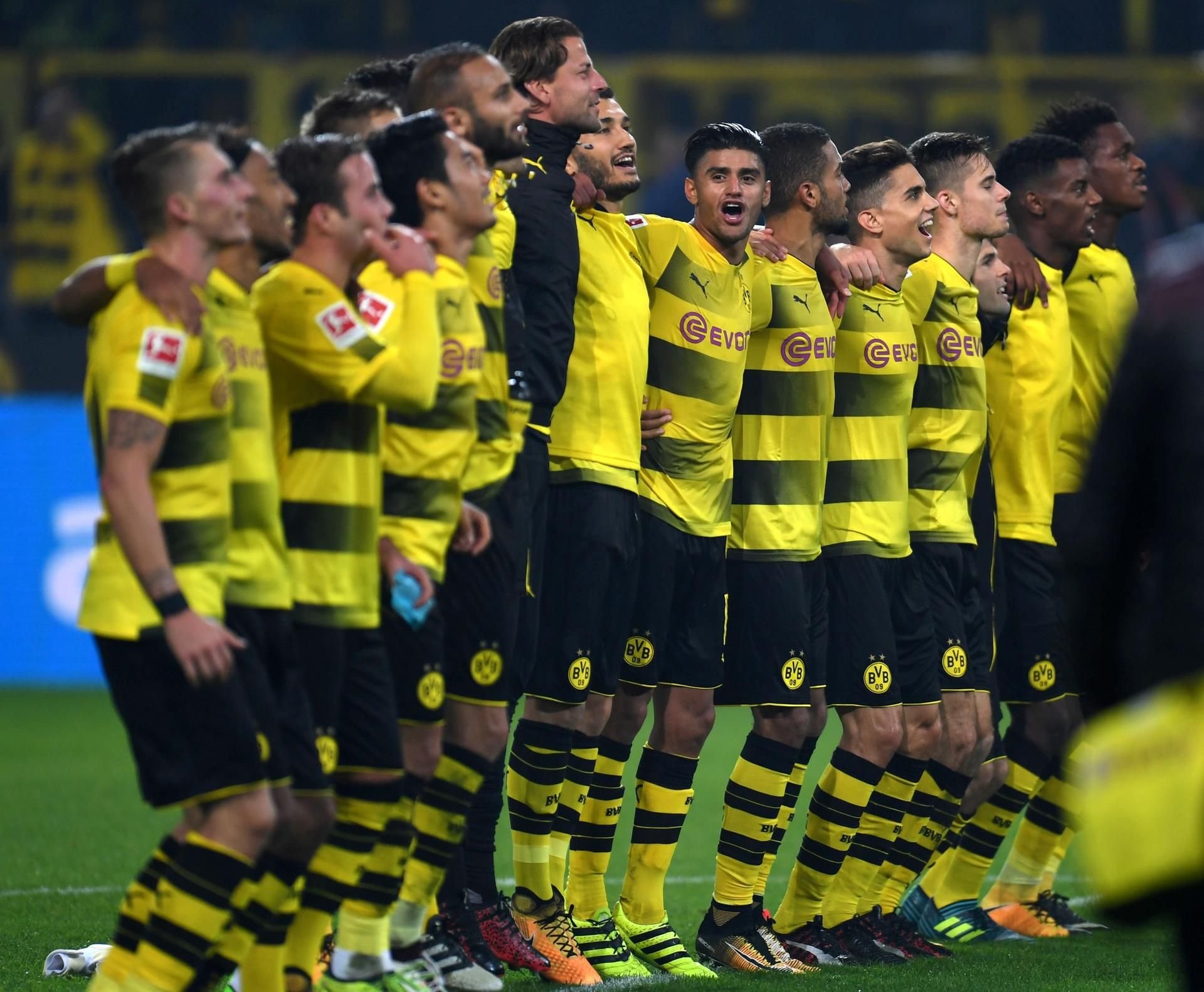 Der BVB feiert seinen 6:1 Sieg gegen Mönchengladbach.
