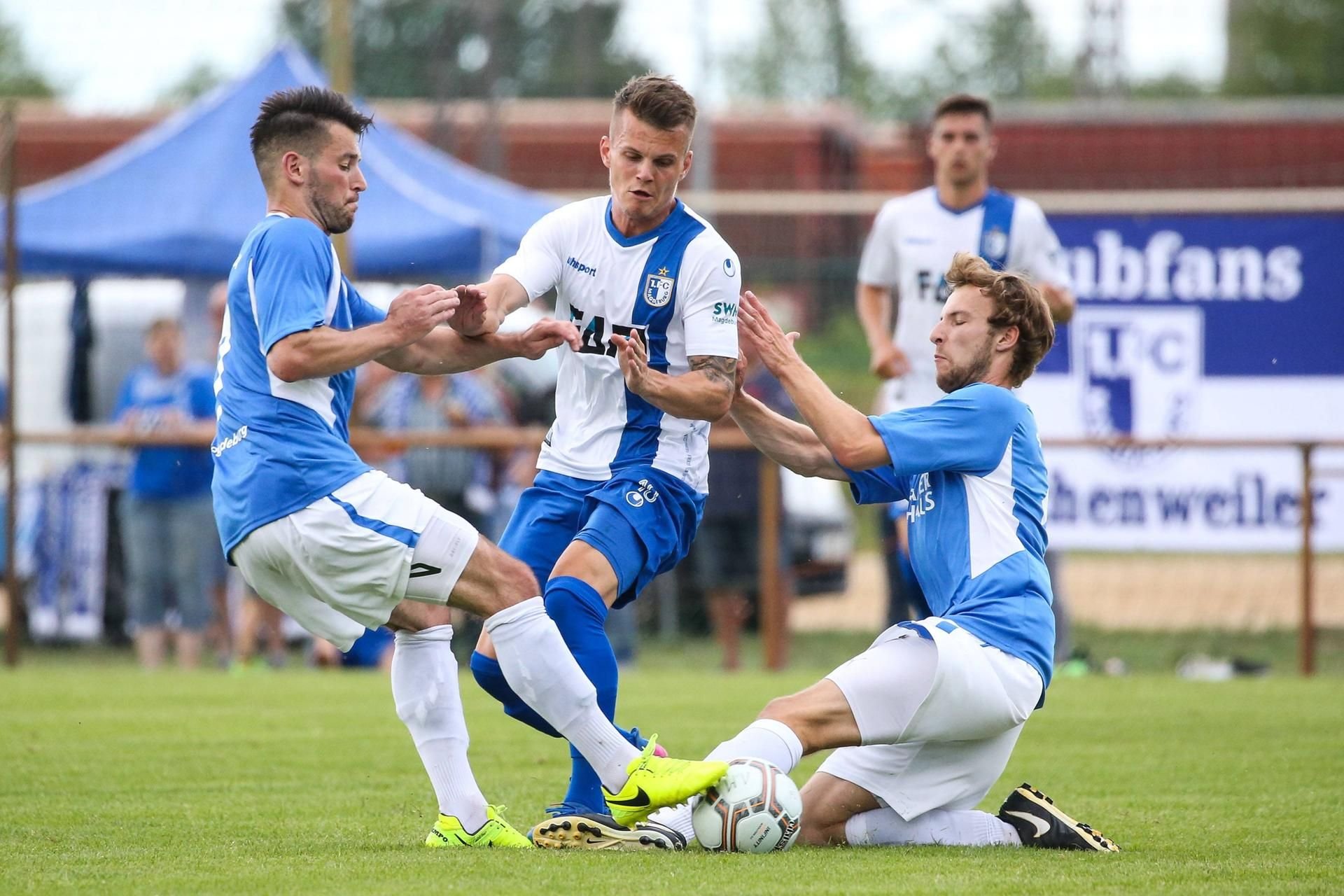 Neuzugang Florian Pick vom FCM wird von zwei Gegenspieler der Fortuna bedrängt.