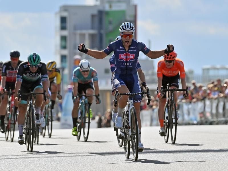 Marcel Meisen gewinnt das Rennen vor Pascal Ackermann (3.v.l.) und Alexander Krieger (verdeckt). Foto: Hendrik Schmidt/dpa-Zentralbild/dpa