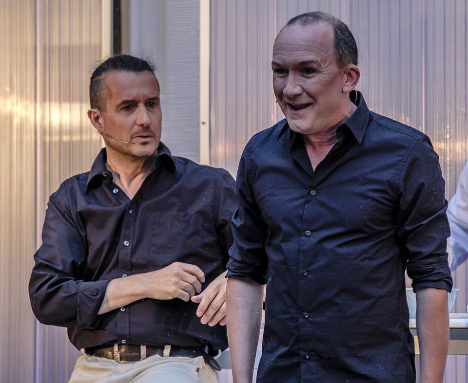 Mario Welker (links) und Stefan Schneegaß bei der Eröffnung des 13. Sommerkabarett-Festivals im Cranach-Hof Markt 4