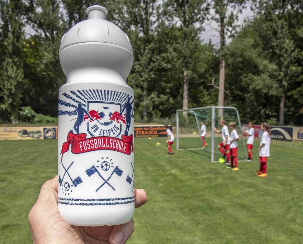 In der Startgebühr ist unter anderem eine Trinkflasche mit dem Vereinslogo von RB Leipzig inbegriffen.