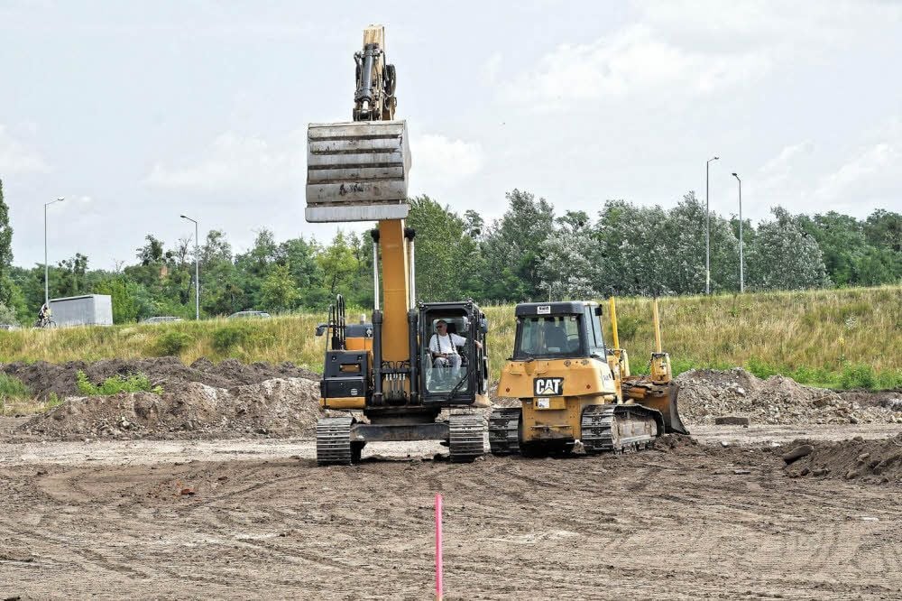 Die Bagger können auf dem Flugplatz-Areal derzeit nicht viel machen.