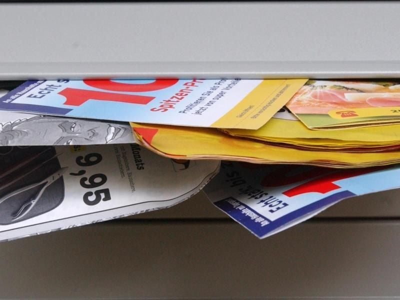 Wer umzieht, sollte die neue Adresse seinen Vertragspartnern melden. Damit geht man möglichen Mahngebühren aus dem Weg. Foto: Siewert Falko