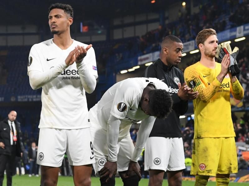 Nach dem Aus im Elfmeterschießen schwingt bei den Profis von Eintracht Frankfurt neben der Enttäuschung auch Stolz mit. Foto: Arne Dedert