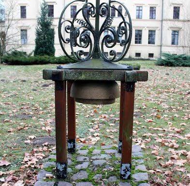 Das Geläut der Uhr auf dem Gelände des Gutshofes