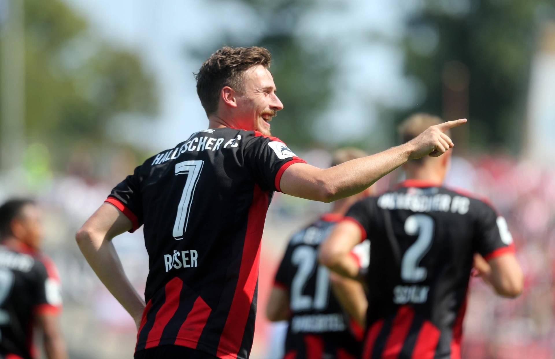 Martin Röser vom HFC jubelt über sein Tor.