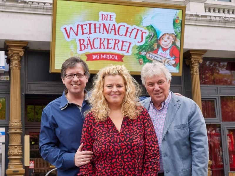 Der Musicalkomponist Martin Lingnau (l-r), die Regisseurin Carolin Spieß und der Liedermacher Rolf Zuckowski vor dem „Schmidts Tivoli” auf der Hamburger Reeperbahn. Foto: Georg Wendt