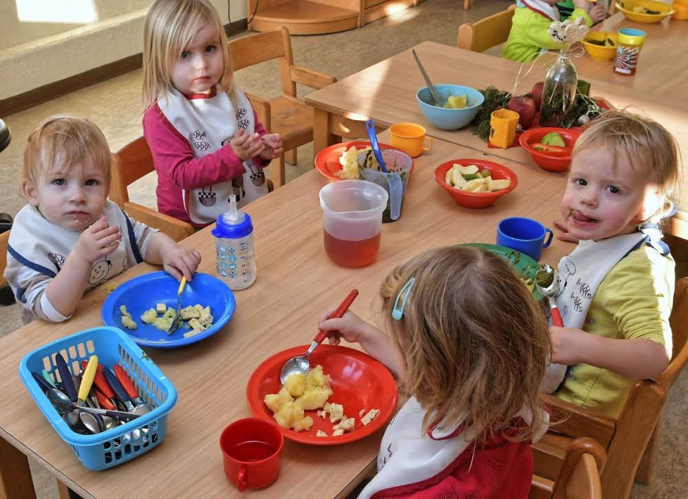 Mittagessen bei den Krippenkindern: Für Fiete, Jasmin, Maja und Mia gibt es Kartoffeln mit Spinat und Ei. Die Knirpse können sich ihre Teller selbst füllen - zur Not auch ohne Spinat. So dass es jedem schmeckt.