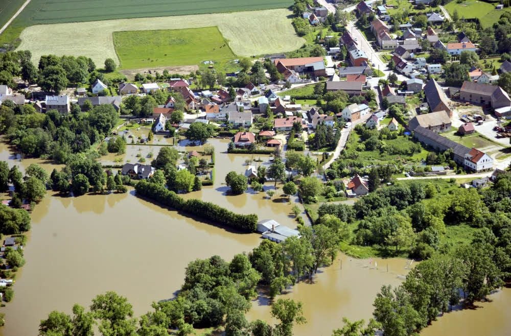 Land unter - auch der Sportplatz von Victoria Blau-Weiß Trebnitz wurde vor vier Jahren von der Saale überflutet.