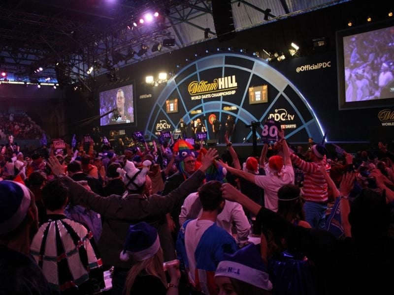 Künftig werden 96 statt wie bisher 72 Spieler an der Darts-WM im Alexandra Palace in London teilnehmen. Foto: Philip Dethlefs