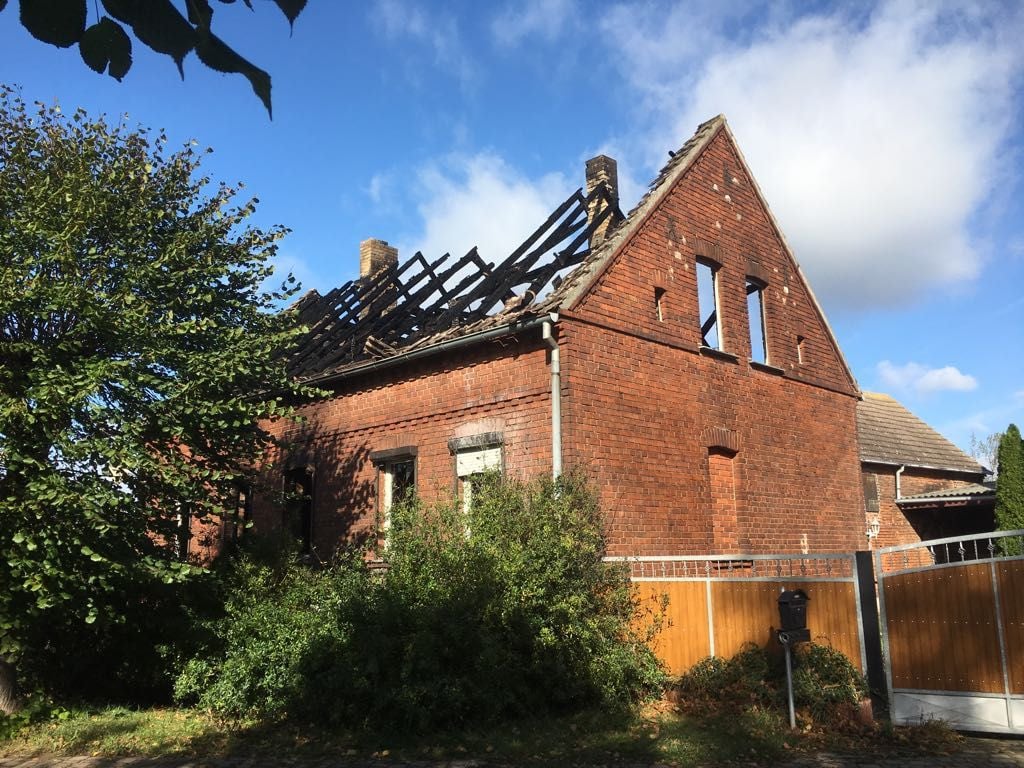 Das Einfamilienhaus in Dorna (Landkreis Wittenberg) ist bei einem Feuer in der Nacht zum Montag völlig ausgebrannt.