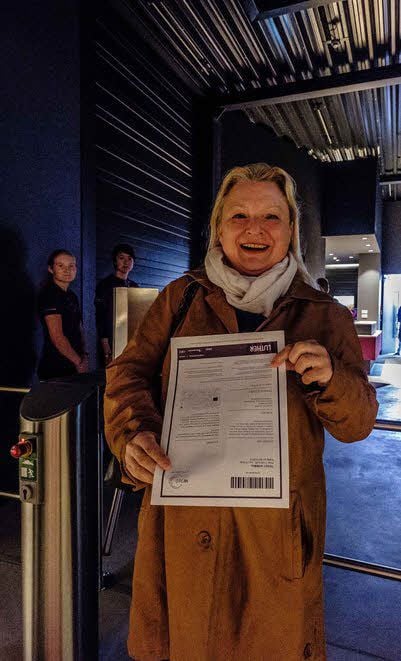 Barbara Mihut ist die allererste Besucherin des Panoramas.