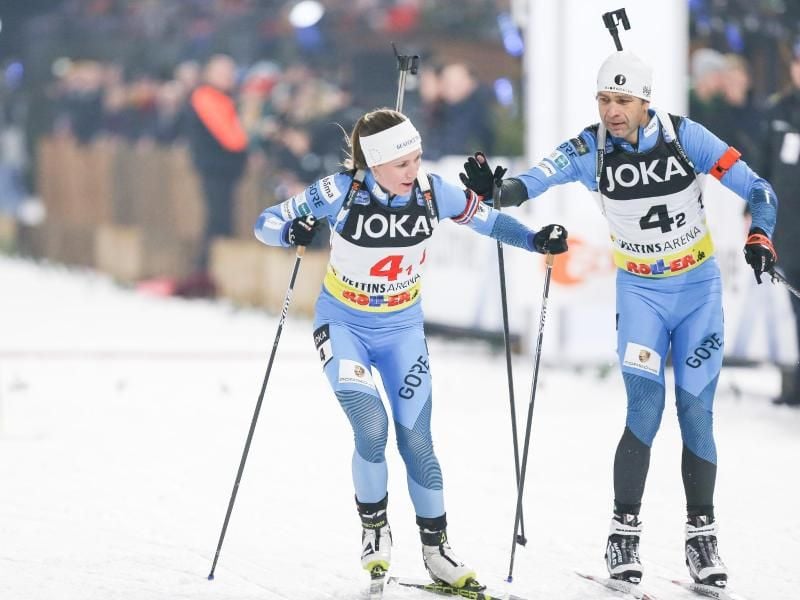 Darja Domratschewa (l) und Ole Einar Björndalen laufen bei der 17. Biathlon World Team Challenge (WTC) in der Veltins-Arena. Foto: Friso Gentsch