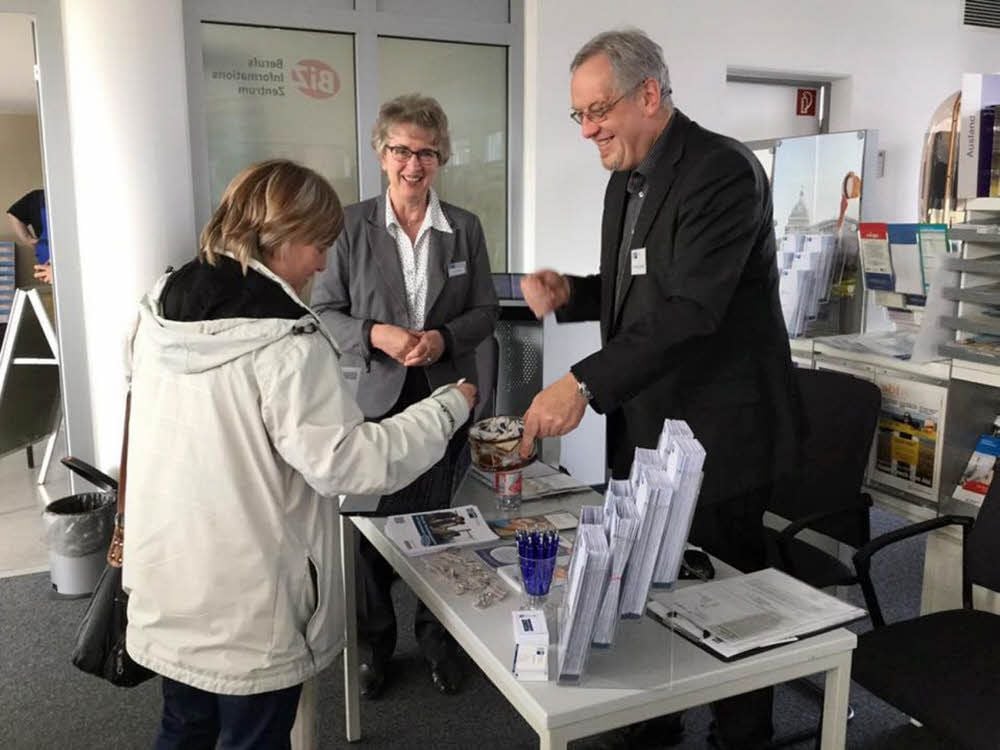 Marita Zinke informiert sich bei Mike Niebergall und Petra Hartmann vom IHK-Bildungszentrum.