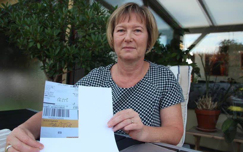 Carmen Wiese zeigt den Aufdruck fürs Paket.