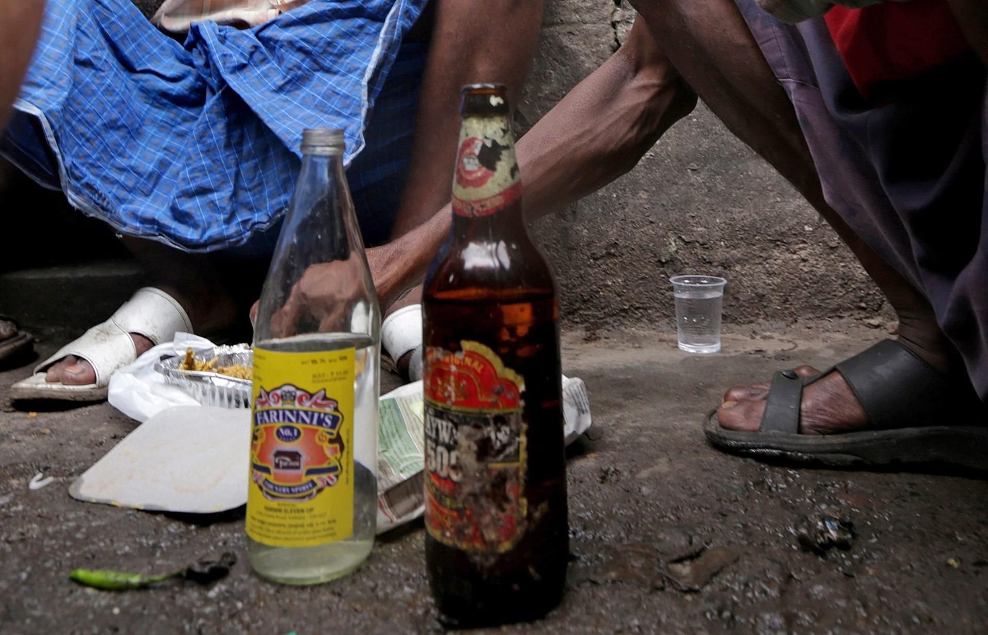 Der illegale Alkohol wird in Schwarzbrennereien hergestellt und auf der Straße für rund zehn Rupien (elf Cent) pro Liter verkauft.
