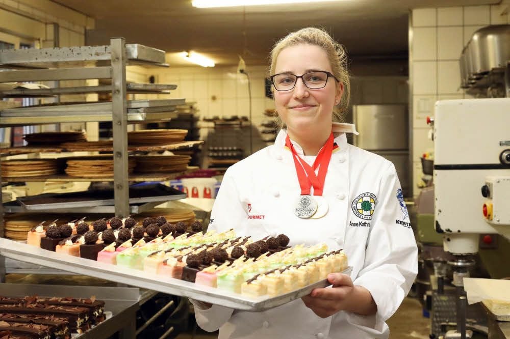 Anna Kathrin Zaczyk in der Backstube der Konditorei Mrosek, wo sie das Handwerk der Konditorin erlernte.