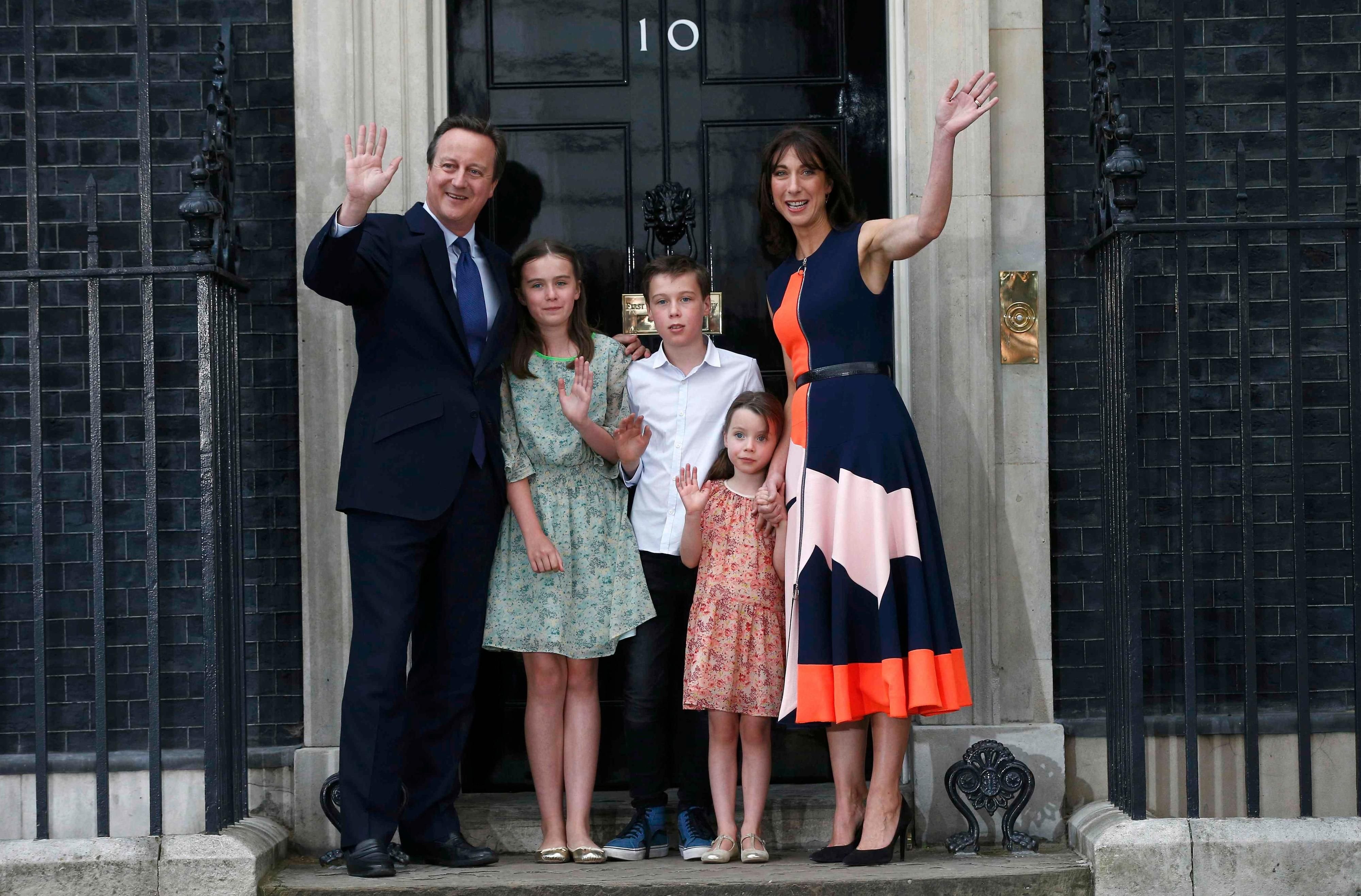 David Cameron verabschiedet sich mit seiner Familie aus Downing Street Nr. 10.