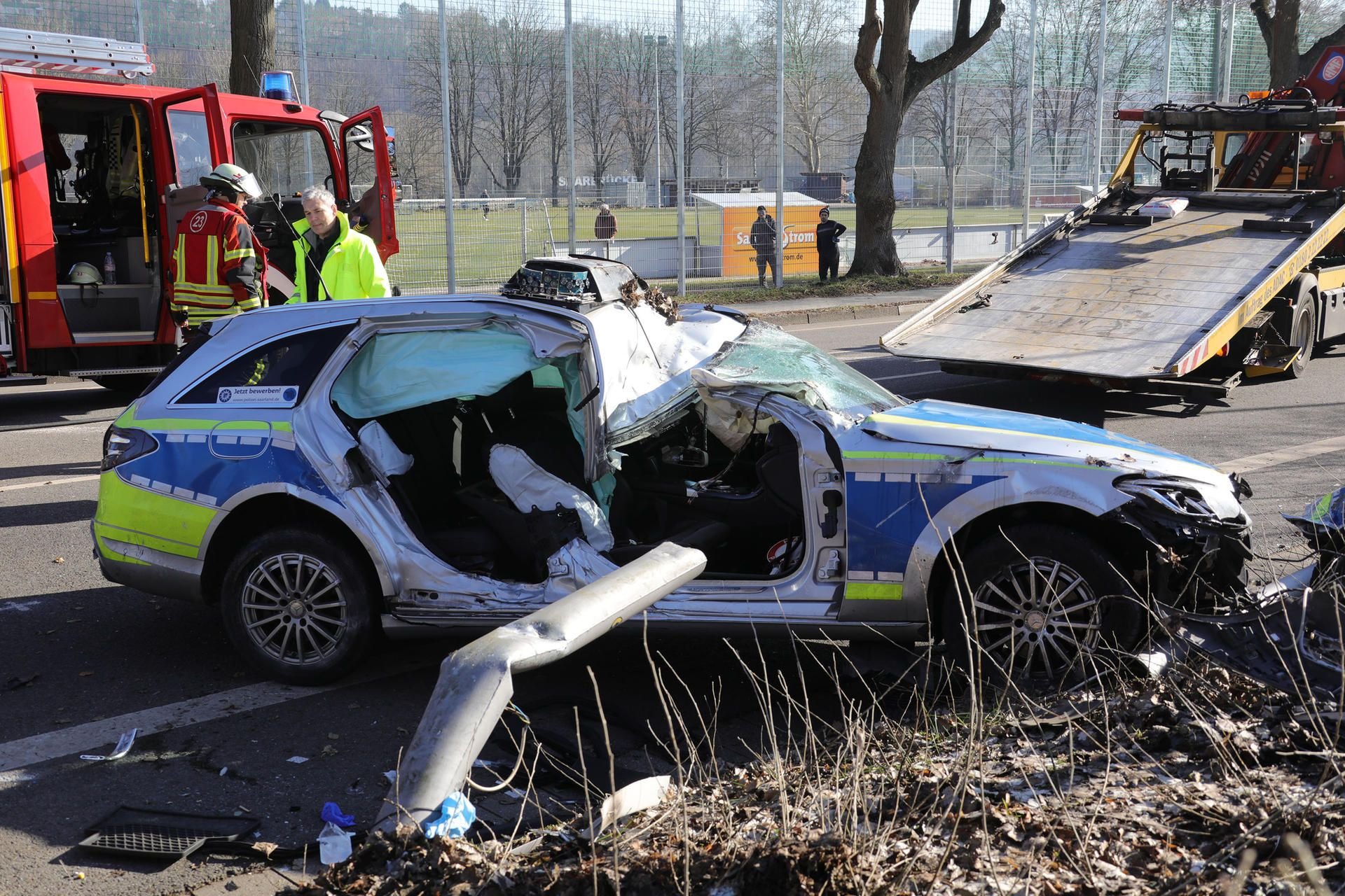Ein Streifenwagen steht demoliert an einer Straße nach einem tödlichen Verkehrsunfall. Die Einsatzfahrt eines Polizeiwagens endet in einem Kreisel in Saarbrücken tragisch.