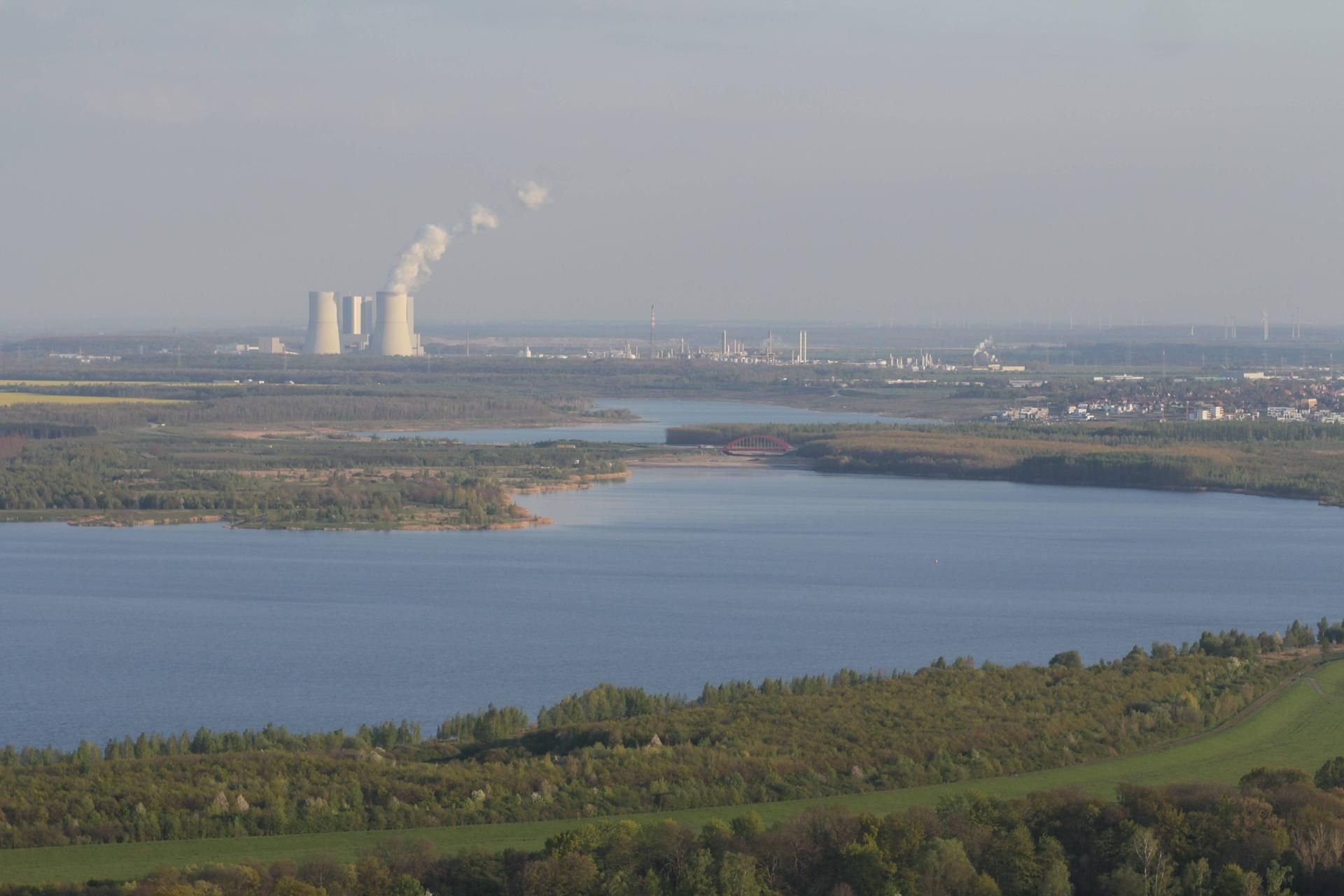 Im Vordergrund der Cospudener See und Zwenkauer See. Am Horizont das Kraftwerk Lippendorf
