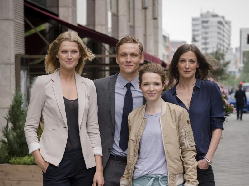 Matthias Schweighöfer mit Toni Garrn (l-r), Karoline Herfurth und Alexandra Maria Lara zu Beginn des Drehstarts der Serie „You Are Wanted” in Berlin. Foto: Stephan Rabold/Amazon/Pantaleon/Warner Bros