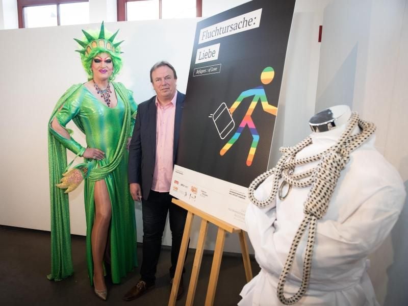 Dragqueen Olivia Jones (l) ist Schirmherrin der Sonderausstellung „Fluchtursache: Liebe”. Foto: Christian Charisius/dpa