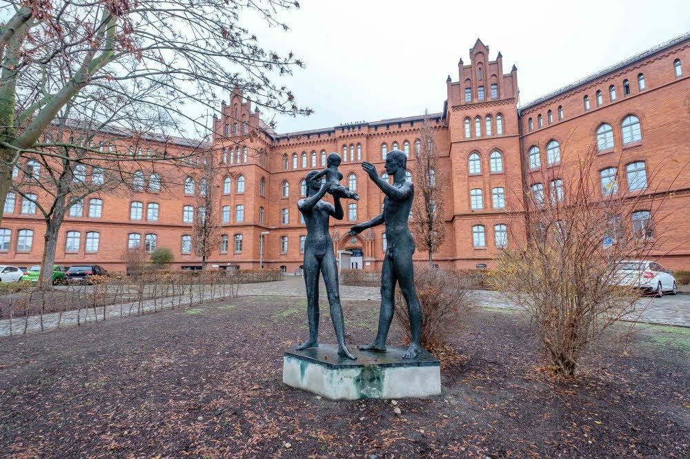 Vater, Mutter, Kind am Neuen Rathaus. Die Stadt Wittenberg möchte auch ein familienfreundlicher Arbeitgeber sein.