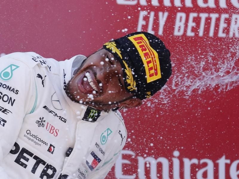 Mercedes-Pilot Lewis Hamilton feiert seinen Sieg in Barcelona. Foto: Manu Fernandez/AP