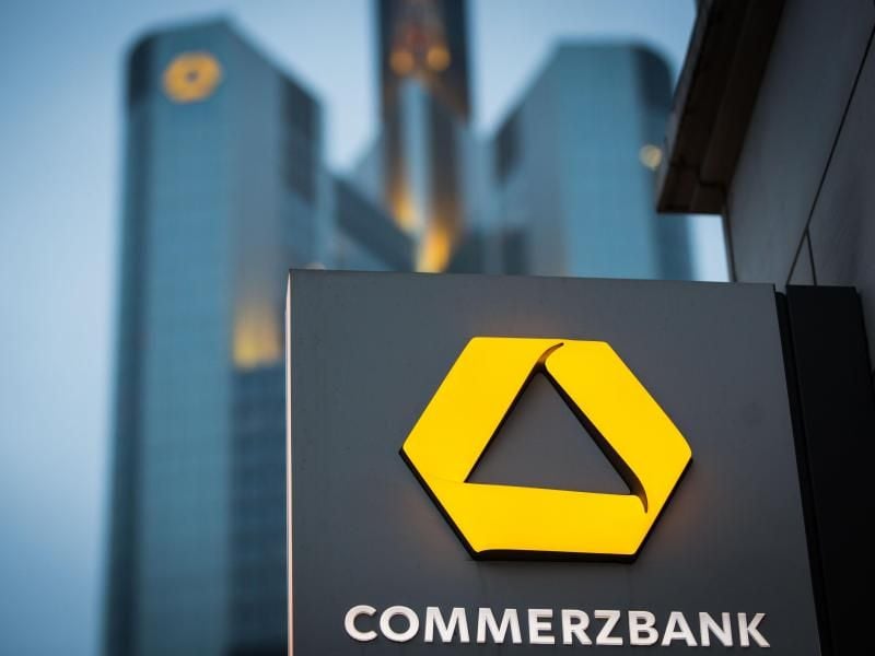 Schild einer Commerzbank-Filiale vor der Zentrale der Commerzbank. Foto: Frank Rumpenhorst/Archiv