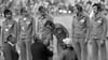 Die Olympiasieger Reinhard Häfner, Hans Jürgen Riediger, Bernd Bransch, Martin Hoffmann, Gerd Kische und Wolfram Löwe (v.l.n.r.) werden am 31. Juli 1976 in Montreal von FIFA-Präsident Joao Havelange (vorn li.) und IOC-Präsident Lord Michael Killanin geehrt.