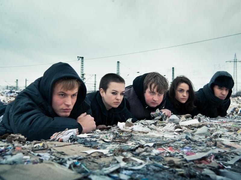 „Wir sind die Welle”: Junge Leute protestieren gegen gegen Plastikmüll, Gentrifizierung oder Waffenhandel. Foto: Bernd Spauke/ratPack Filmproduktion G/Netflix/dpa