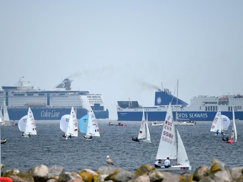 Fähren und Segelboote sind während der Kieler Woche 2016 zu sehen. Foto: Carsten Rehder/Archiv