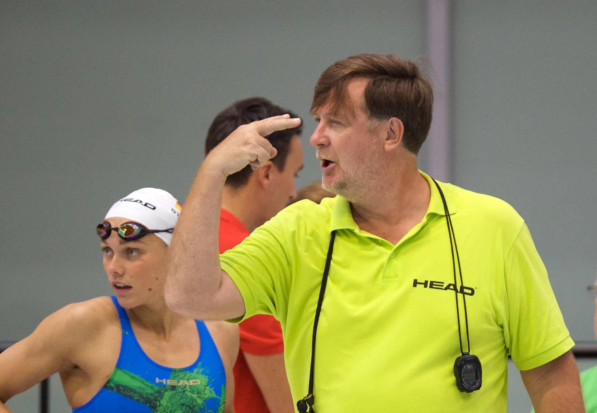 Trainer Frank Embacher hat nicht nur seine sächsischen Athleten im Blick.