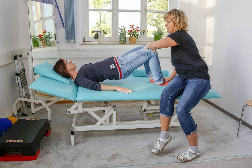 Ergotherapeutin Constanze Günther (r.) behandelt Patientin Nicole Nüssel-Kunze.