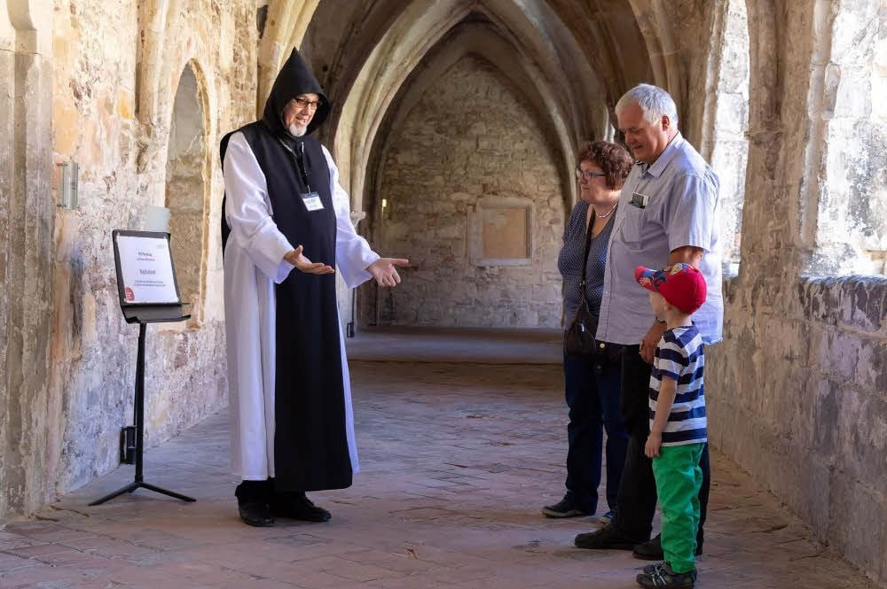 Helmut Völker erzählt im Kloster Michaelstein aus dem Leben eines Mönches.