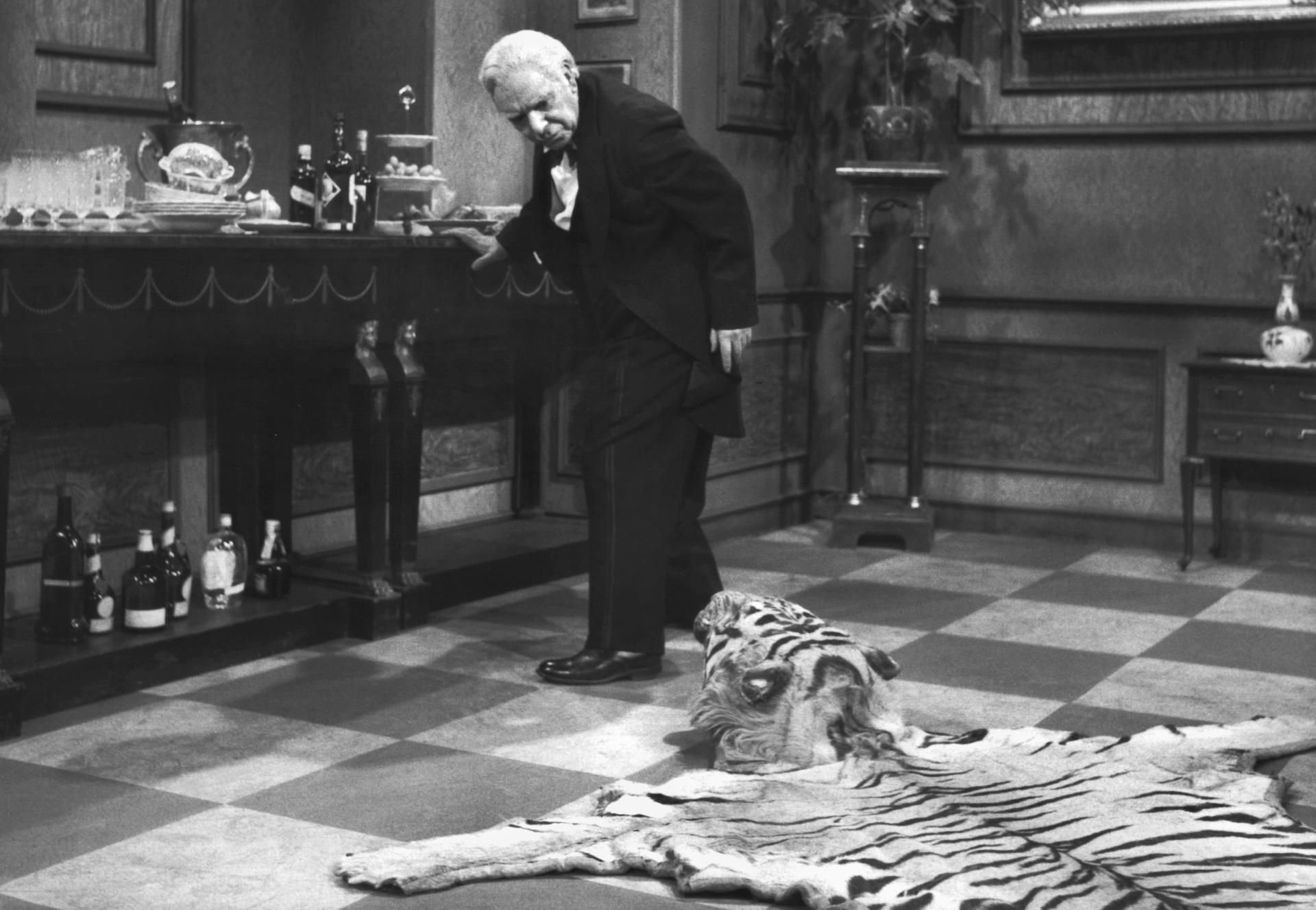 Das Tigerfell auf dem Boden bereitet Butler James mit jedem weiteren Glas immer größere Probleme.