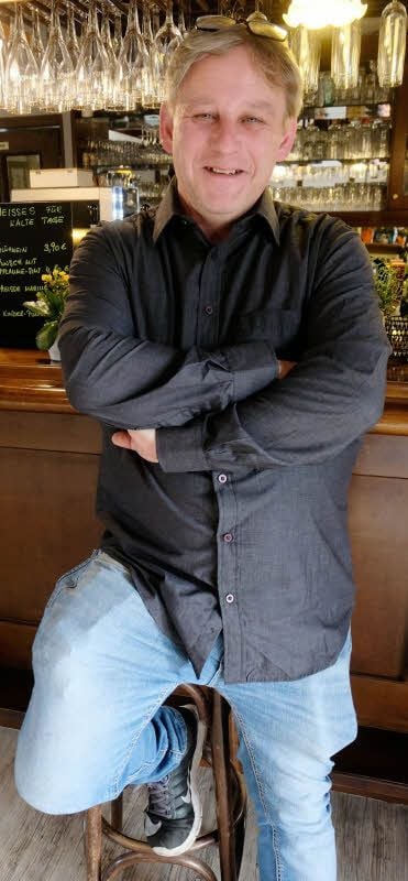 Der gebürtige Wiener Michael Berthold ist Chef des Jessener Ausbildungshotels „Am Wald“ und kann ein Wiener Schnitzel zubereiten.