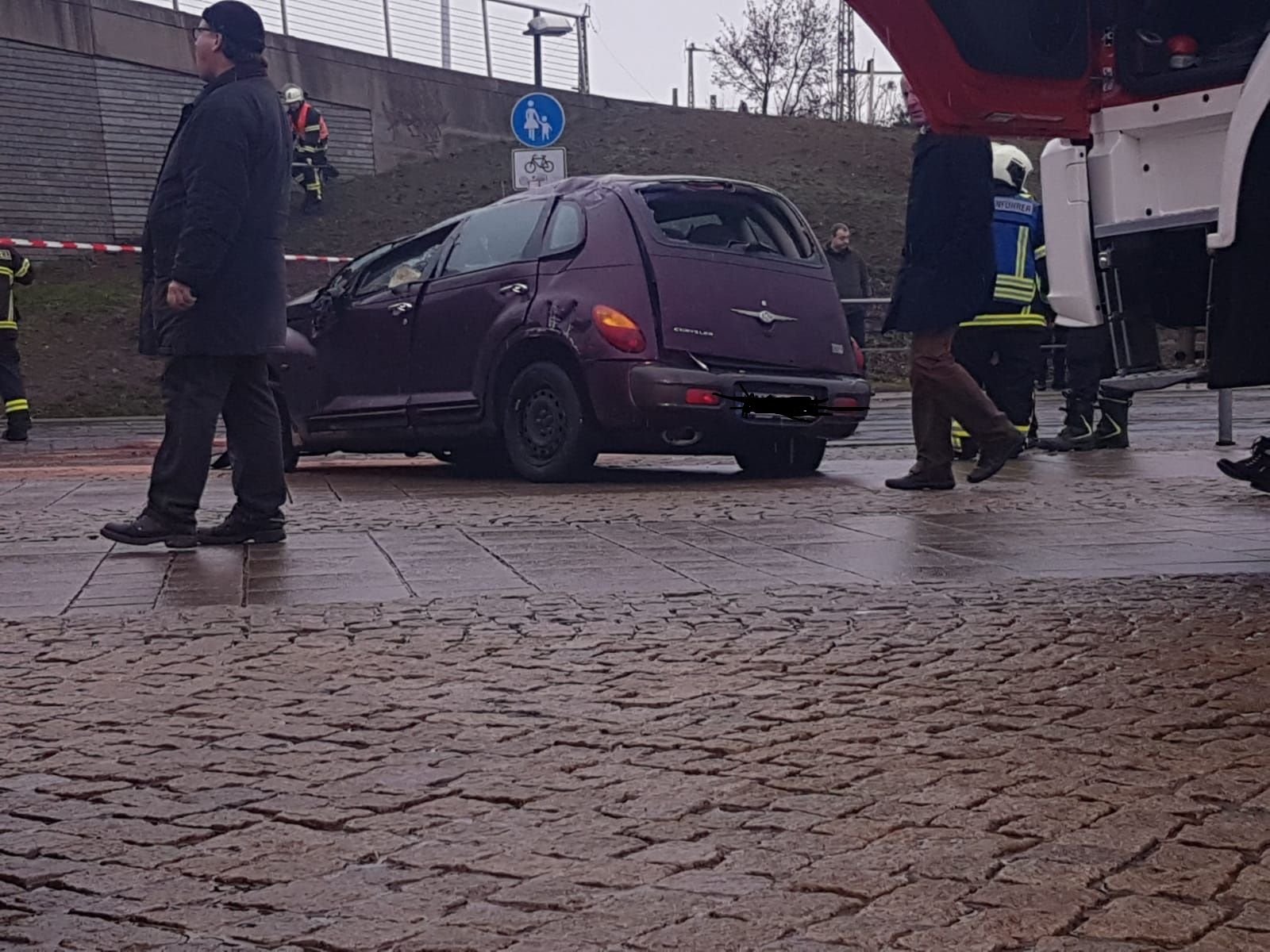 Der Wagen musste abgeschleppt werden.