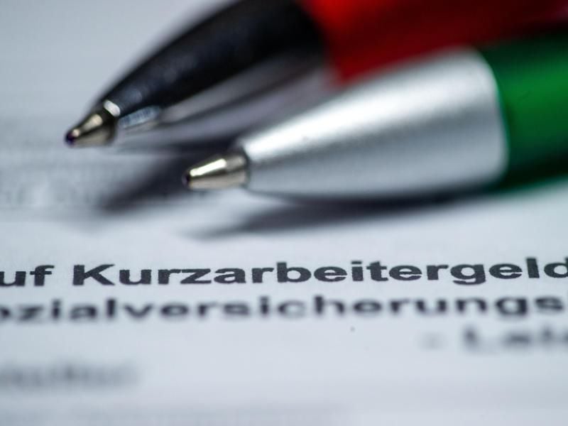 Zwei Kugelschreiber liegen auf einem Antragsformular für Kurzarbeitergeld. Foto: Jens Büttner/dpa-Zentralbild/dpa/Symbolbild