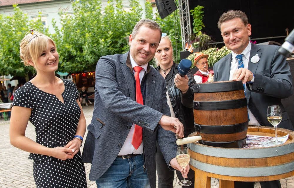 Das Fest ist eröffnet: Saale-Unstrut-Gebietsweinkönigin Juliana Beer und Freyburgs Bürgermeister Udo Mänicke an seiner Seite sticht Albrecht Zieger, Chef der Winzervereinigung und stellvertretender Weinbaupräsident, das Weinfass an.